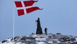 FILE PHOTO: A man walks as Danish flag flutters next to Hans Egede Statue ahead of a March 11 general election in Nuuk, Greenland, March 9, 2025. REUTERS/Marko Djurica/File Photo Photo: MARKO DJURICA/REUTERS