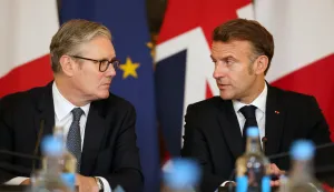 epa12228642 British Prime Minister Keir Starmer (L) and French President Emmanuel Macron (R) speak during a UK-France Summit at 10 Downing Street in London, Britain, 10 July 2025. President Macron and his wife Brigitte are on a three-day state visit to Britain. EPA/ANDY RAIN/POOL
