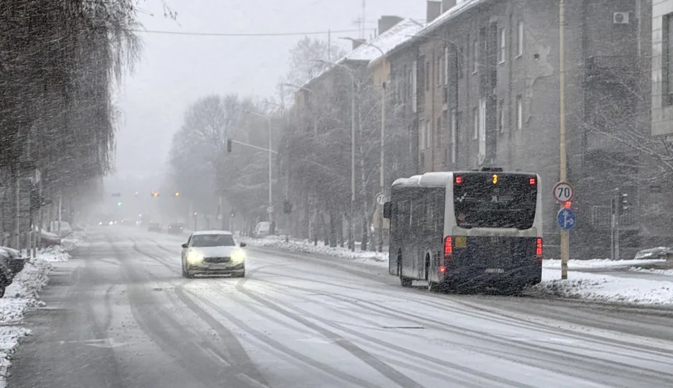 Osijek, 04. 01. 2026., Vukovarska ulica, foto&scaron;etnja, zima, hladno vrijeme, snijeg, prometnice; stanje na cestama; klizav kolnikSNIMIO BRUNO JOBST
