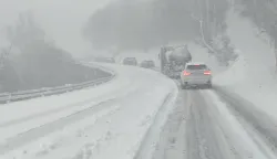 Mostar, 04.01.2025. - Te&scaron;ko je stanje na najvažnijim prometnicama u Bosni i Hercegovini, gdje je promet na vi&scaron;e dionica blokiran ili izrazito usporen zbog zaustavljenih vozila i neociscenog snijega na kolovozu, objavljeno je iz Saveza Automoto klubova u BiH sa sjedistem u Mostaru. foto HINA/ Zoran KRE&Scaron;IĆ/ tm