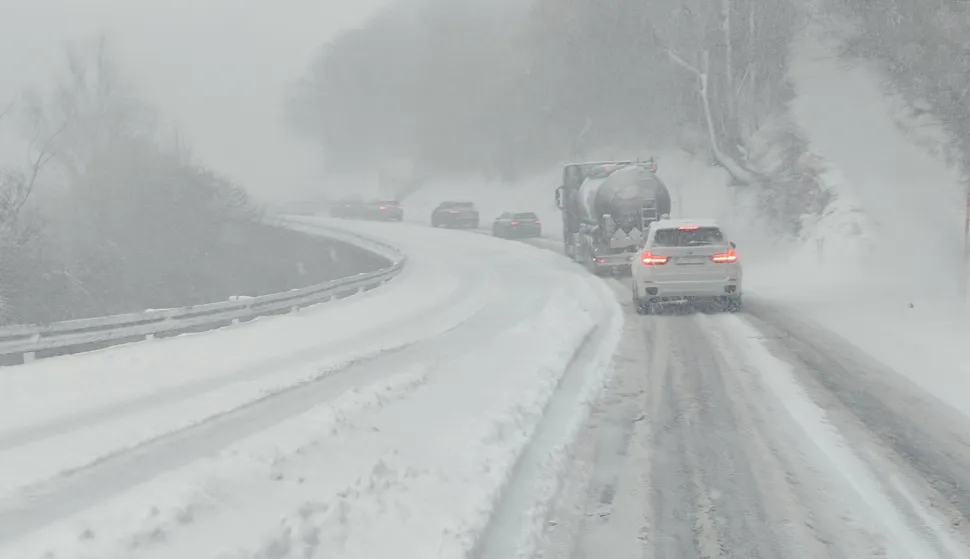 Mostar, 04.01.2025. - Te&scaron;ko je stanje na najvažnijim prometnicama u Bosni i Hercegovini, gdje je promet na vi&scaron;e dionica blokiran ili izrazito usporen zbog zaustavljenih vozila i neociscenog snijega na kolovozu, objavljeno je iz Saveza Automoto klubova u BiH sa sjedistem u Mostaru. foto HINA/ Zoran KRE&Scaron;IĆ/ tm