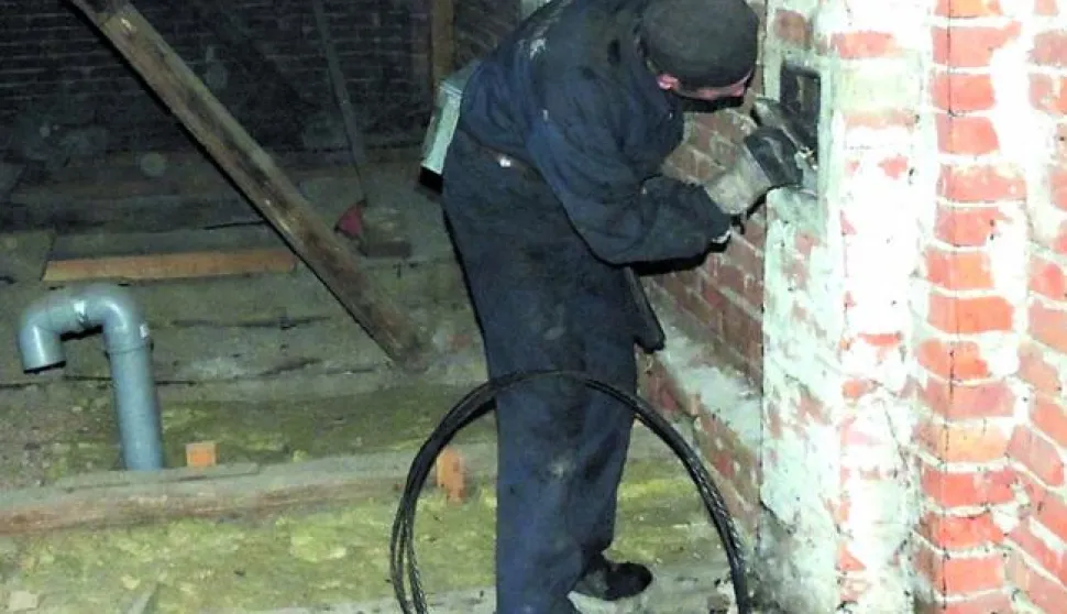 ?Osijek:13.11.2012Dimnjačar provjerava dimnjak, moe i za ilustracijuSnimio: Josip eri       ------crna2 st color------2XCOLOR OSIJEK