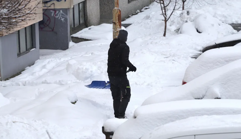 Osijek, 07. 01. 2026., snijeg; lopata; lopatanje; či&scaron;ćenje snijega, slobodnjak; slobodnjaci SNIMIO BRUNO JOBST