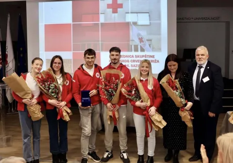 VINKOVCINa prijedlog Povjerenstva za razvoj volonterstva i na temelju odluke Glavnog odbora Hrvatskog Crvenog križa (HCK), a nakon provedenog natječaja za godi&scaron;nje volontersko priznanje HCK-a, Gradskom dru&scaron;tvu Crvenog križa Vinkovci dodijeljeno je veliko priznanje - Volonterski tim godine, pod nazivom "Tim za promicanje važnosti mentalnog zdravlja djece i mladih".2025.