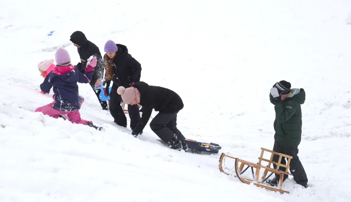 Osijek, 07. 01. 2026., nadvožnjak prema Tenji, zimske radosti, sanjkanje, djeca, snijeg, &scaron;kolski prazniciSNIMIO BRUNO JOBST
