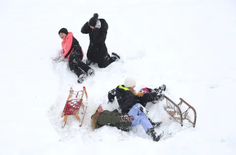 Osijek, 07. 01. 2026., nadvožnjak prema Tenji, zimske radosti, sanjkanje, djeca, snijeg, &scaron;kolski prazniciSNIMIO BRUNO JOBST