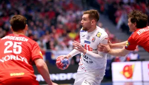 Oslo, 02.02.2025 - Finale Svjetskog rukometnog prvenstva, Hrvatska - Danska. Na slici Lukas Lindhard Jorgensen, Tin Lučin, Niclas Vest Kirkelokke.foto HINA/ Damir SENČAR/ ds