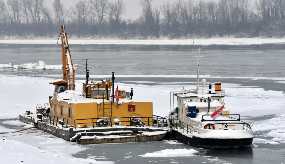slavonija...vukovar...18.01.2017.vukovar pod snijegom; uz obalu dunava u gradu ostali samo veci brodovi koji mogu izdrzati led bez eventualnih vecih ostecenja; foto Gordan Panić