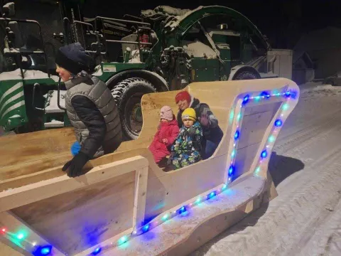 Sveti Đurađ - Goran Zlatunić djeci iz sela cijelu noć izrađivao sanjke