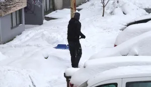 Osijek, 07. 01. 2026., snijeg; lopata; lopatanje; či&scaron;ćenje snijega, slobodnjak; slobodnjaci SNIMIO BRUNO JOBST