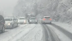 Mostar, 04.01.2025. - Te&scaron;ko je stanje na najvažnijim prometnicama u Bosni i Hercegovini, gdje je promet na vi&scaron;e dionica blokiran ili izrazito usporen zbog zaustavljenih vozila i neociscenog snijega na kolovozu, objavljeno je iz Saveza Automoto klubova u BiH sa sjedistem u Mostaru. foto HINA/ Zoran KRE&Scaron;IĆ/ tm