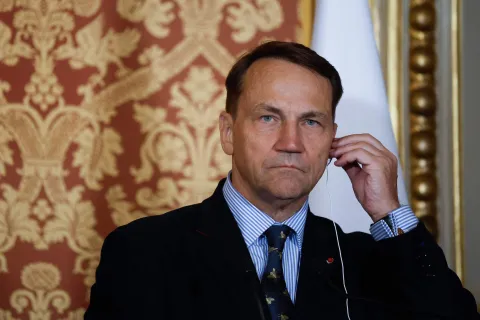Polish Minister of Foreign Affairs Radoslaw Sikorski looks on during a press conference as part of a Weimar Triangle and India foreign ministers meeting at the French Foreign ministry in Paris, on January 7, 2026. The Indian Foreign Minister Jaishankar has been invited to join the meeting of the Weimar Triangle foreign ministers in Paris. (Photo by Yoan VALAT/POOL/AFP)