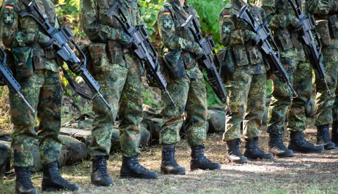 FILED - 24 July 2019, Lower Saxony, Celle: Soldiers stand during the visit of the then German Defense Minister Kramp-Karrenbauer, the Sergeant/NCO Candidate Battalion 2 during an exercise with G36 rifles. To deter Russia, Germany plans to keep 35,000 soldiers on very high readiness in the future. The point is to back up NATO's new defense plans with concrete forces, Defense Minister Pistorius said Thursday on the sidelines of a NATO meeting in Brussels. Photo: Christophe Gateau/dpa Photo: Christophe Gateau/DPA