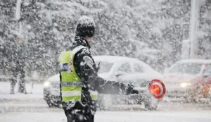 Zimski uvjeti policajac
