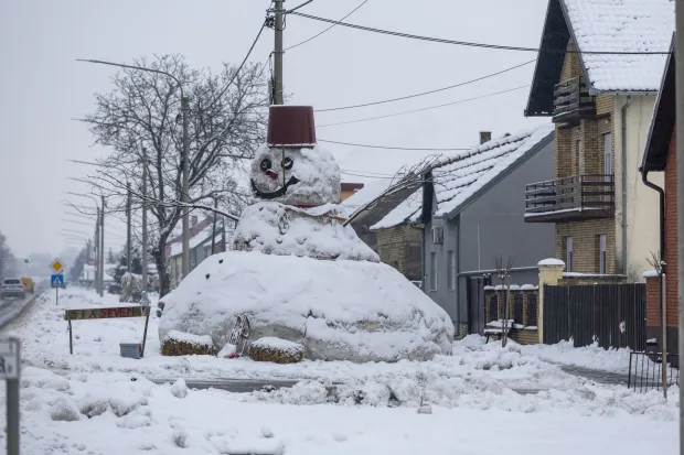U Ulici Nikole Tesle snjegovic visok &scaron;est-sedam metara