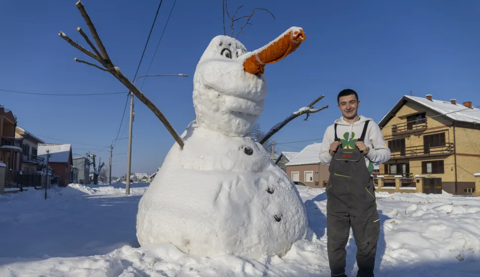 Vuka&scaron;in Klajić sa svojim Olafom u centru Bijelog Brda