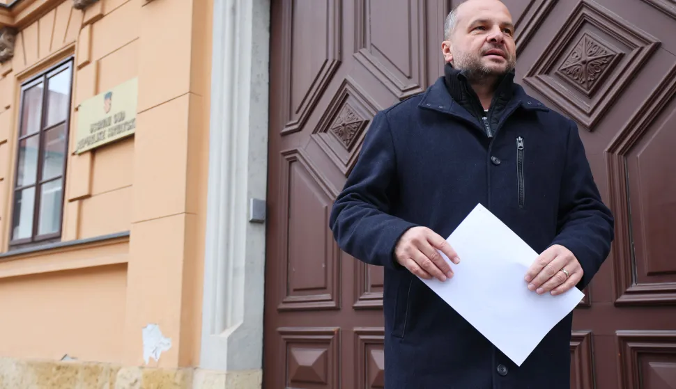 27.10.2025., Zagreb - Klubovi zastupnika SDP-a i Mozemo! podnijeli su zahtjev Ustavnom sudu za ocjenu suglasnosti Zakona o energiji i Zakona o izvlastenju nekretnina i odredjivanju naknade s Ustavom, kojima se omogucuje oduzimanje zemlje malim poljoprivrednicima u korist privatnih investitora za solarne elektrane. Zahtjev je predao predsjednik SDP-a Sinisa Hajdas Doncic i Ursa Raukar-Gamulin u prisustvu gradonacelnice Grada Zaboka Valentine Djurek s predstavnicima gradjana od kojih se medijma obratila Silvija Kusan. Photo: Sanjin Strukic/PIXSELL