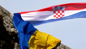 05.03.2022., Knin- Na Kninskoj tvrdjavi objesena ukrajinska zastava kao znak potpore ukrajinskom narodu u borbi za slobodu.Photo: Dusko Jaramaz/PIXSELL Photo: Dusko Jaramaz/PIXSELL