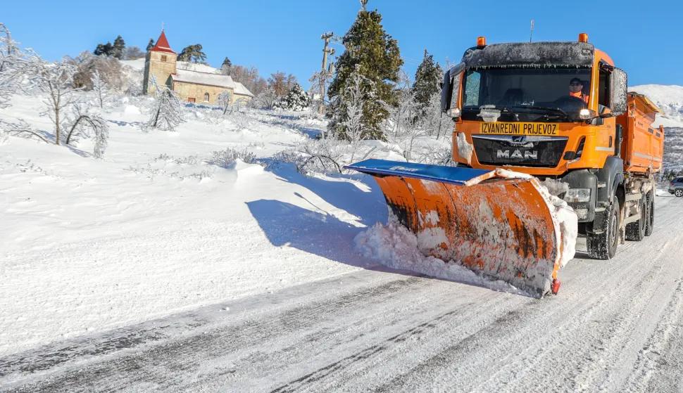 reportaza gracac i okolica snjezni uvijeti na cesti 08.01.2026 zadar