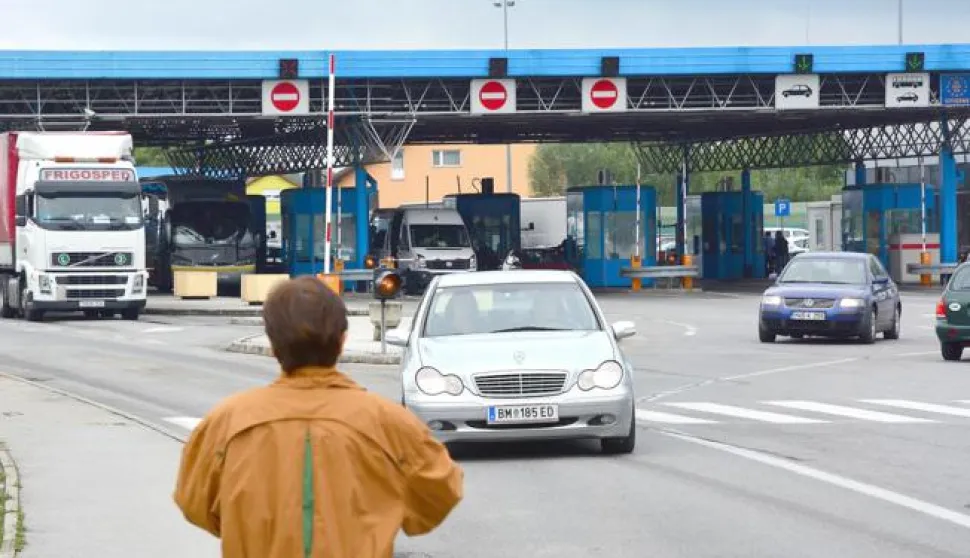 25.09.2015., Slavonski Brod - Zbog situacije na granicnom prijelazu Bajakovo i ostalima prema Srbiji sve je vise kamiona na granicnom prijelazu prema BiH u Slavonskom Brodu jer vozaci traze alternativne pravce. Photo: Ivica Galovic/PIXSELL------4 stupca colornovosit