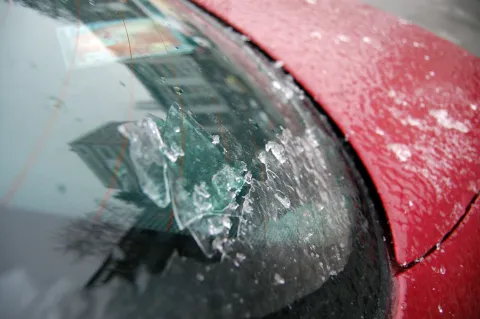 U dva dana o&scaron;tećeno stotinjak retrovizora i kvaka na automobilima