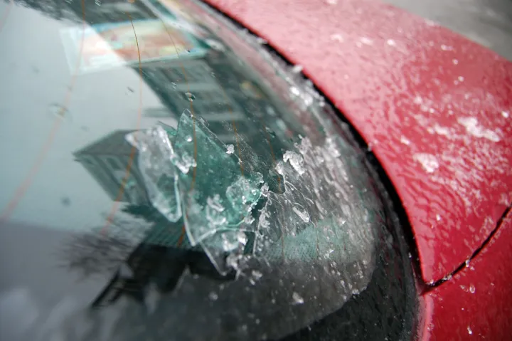 U dva dana o&scaron;tećeno stotinjak retrovizora i kvaka na automobilima