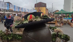 Spomenik prvoj nogometnoj loptu na trgu u Županji prigodno ukra&scaron;en &scaron;okačkim detaljima snimila Marija Le&scaron;ić omerović