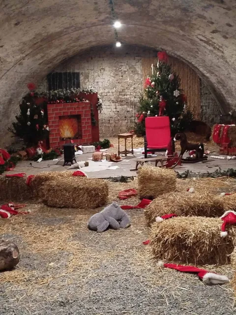 SLAVONSKI BRODKuća Djeda Božićnjaka, koja je tijekom Adventa bila omiljeno mjesto okupljanja djece i obitelji, zatečena je u potpuno devastiranom stanju.siječanj 2026.