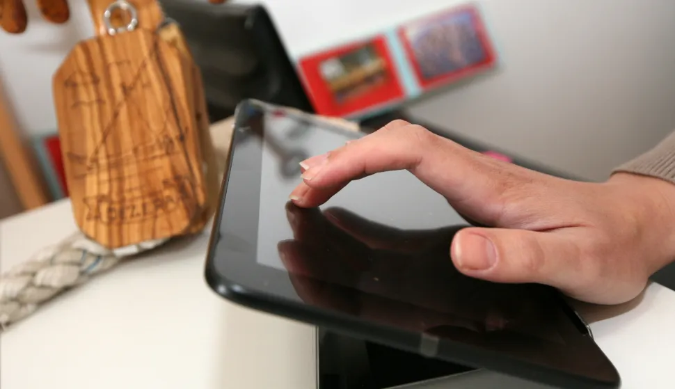 21.03.2013., Jezera - Obrtnici Sibensko - kninske zupanije spremno docekuju novi zakon o fiskalizaciji. Od 1. travnja zakon se odnosi i na male obrtnike koji su uz pomoc komore takodjer spremni. Cvijecarna u Vodicama i suvenirnica u Jezerima ocekuju samo ukljucenje i pocetak rada.rPhoto: Dusko Jaramaz/PIXSELL