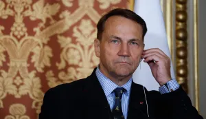 Polish Minister of Foreign Affairs Radoslaw Sikorski looks on during a press conference as part of a Weimar Triangle and India foreign ministers meeting at the French Foreign ministry in Paris, on January 7, 2026. The Indian Foreign Minister Jaishankar has been invited to join the meeting of the Weimar Triangle foreign ministers in Paris. (Photo by Yoan VALAT/POOL/AFP)