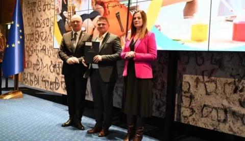 Ugovor uručen načelniku Josipu &Scaron;torekufoto: Općina Cerna