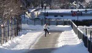 Osijek, 08. 01. 2026., Tvrđa; Trg Vatroslava Lisinskog; zima, snijeg; zabava; hladno vrijeme; slobodnjak; slobodnjakSNIMIO BRUNO JOBST
