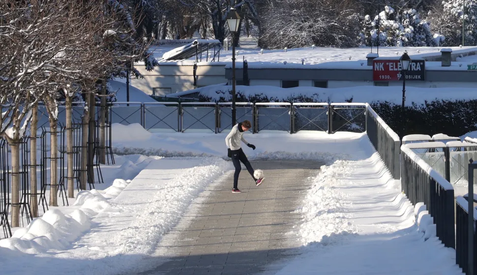 Osijek, 08. 01. 2026., Tvrđa; Trg Vatroslava Lisinskog; zima, snijeg; zabava; hladno vrijeme; slobodnjak; slobodnjakSNIMIO BRUNO JOBST