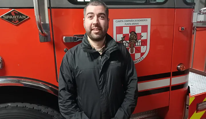 Punta Arenas, 10.01.2026 - Dobrovoljno vatrogasno dru?tvo "Bomba Croata", koje su osnovali hrvatski doseljenici u ?ileanskom gradu Punta Arenasu prije 124 godine, slavi ro?endan pa je otvorilo vrata gra?anima nadaju?i se da ?e mu se pridru?iti. Na slici Pedro Mimiza. foto HINA/ Miho DOBRA?IN/ ik