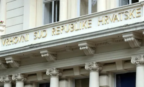 Zagreb, 03.06.2016 - Branimir Glava u pratnji Josipa Salapića i odvjetnika stigao je na Vrhovni sud gdje se odrava sjednica na kojoj ponovno odlučuje o nepravomoćnoj presudi zagrebačkog upnijskog suda protiv Branimira Glavaa za ratni zločin na srpskim civilima u Osijeku 1991. u slučajevima "Garaa" i "Selotejp". Na slici zgrada Vrhovnog suda u Zagrebu.foto HINA/ Damir SENČAR /ds