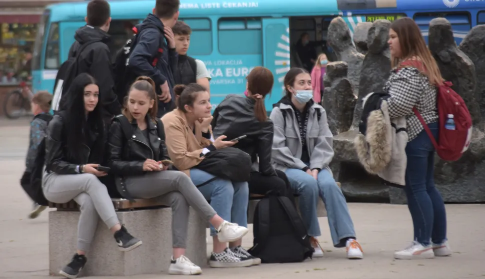 OSIJEK- 30.03.2022., Trg Ante Starčevića, druenje mladih ljudi, slobodnjak.Foto: Andrea Ilakovac