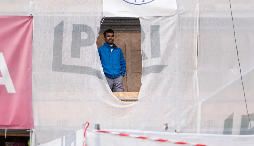 osijek, 15, 10, 2025, Trg A. Starčevićaslobodnjaci; strani radnik; skela; radovi; radnik; rad; građevinski radovi