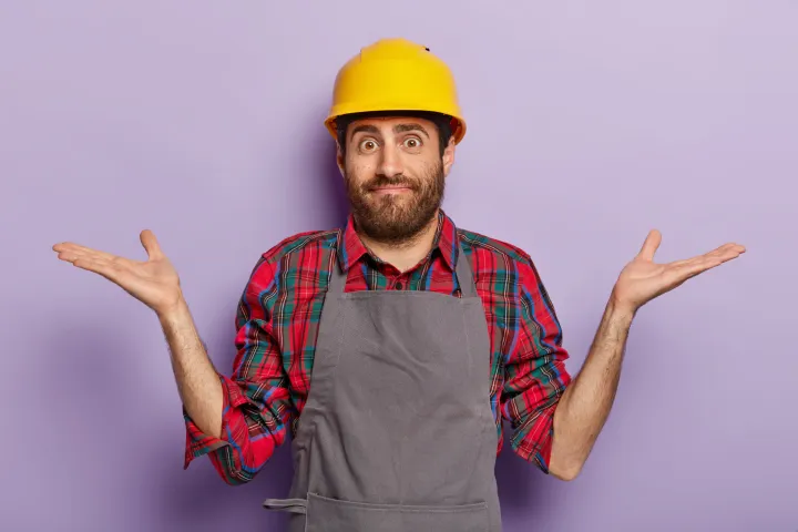 Man builder wears building helmet and apron, spreads hands in confusing gesture, has no idea how to repair something, has doubtful look, isolated on purple wall, dressed in construction uniformradnik gradili&scaron;te građevina majstor izgranja ilustracija freepik