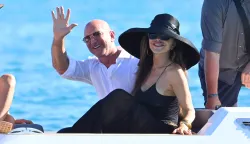 Jeff Bezos et sa femme Lauren Sanchez au Club 55 sur la plage de Pampelonne &agrave; Saint-Tropez (Ramatuelle), C&ocirc;te d'Azur, France, le 22 juillet 2025. &copy; Bestimage Jeff Bezos and his wife Lauren Sanchez at Club 55 on Pampelonne Beach in Saint-Tropez (Ramatuelle), French Riviera, France, on July 22, 2025. &copy; Bestimage Photo: AGENCE/BESTIMAGE/BESTIMAGE