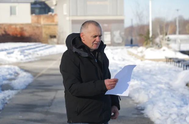 Osijek, 12. 01. 2026., Gornjodravska &scaron;etnica, promenada, Antonijo Galić - pjesnik, samoprozvani pjesnik, čitanje poezije prolaznicima na -10, prolaznci/&scaron;etači ga snimajuSNIMIO BRUNO JOBST
