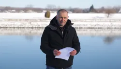 Osijek, 12. 01. 2026., Gornjodravska šetnica, promenada, Antonijo Galić - pjesnik, samoprozvani pjesnik, čitanje poezije prolaznicima na -10, prolaznci/šetači ga snimajuSNIMIO BRUNO JOBST