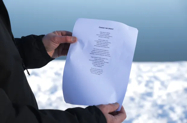 Osijek, 12. 01. 2026., Gornjodravska &scaron;etnica, promenada, Antonijo Galić - pjesnik, samoprozvani pjesnik, čitanje poezije prolaznicima na -10, prolaznci/&scaron;etači ga snimajuSNIMIO BRUNO JOBST