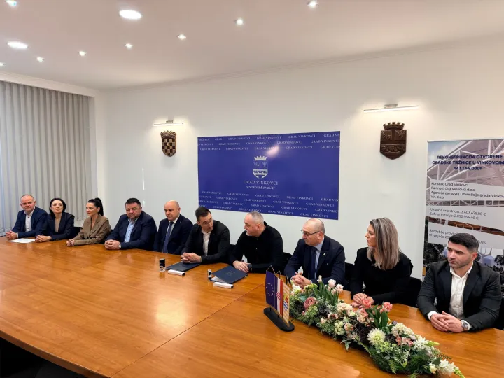 Vinkovci, 12.01.2026. - U Vinkovcima uskoro kreće rekonstrukcija otvorene gradske tržnice, projekt vrijedan vi&scaron;e od 3,8 milijuna eura, sufinanciran EU sredstvima, za čiju realizaciju su u ponedjeljak potpisani ugovori s izvođačem radova. foto HINA/ Press Grad Vinkovci/ tm