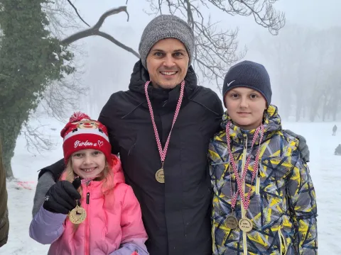 NA&Scaron;ICEPadina iza dvorca protekli je vikend bila ispunjena dječjim smijehom i zimskim radostima. Na natjecanju u sanjkanju okupio se velik broj vrtićaraca, osnovca i njihovih roditelja.siječanj 2026.