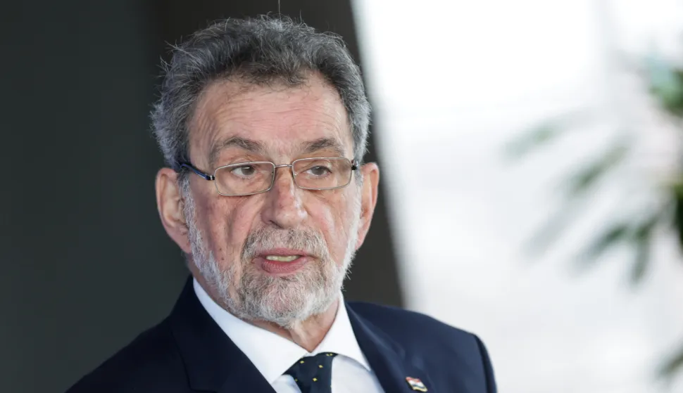 Zagreb, 08.01.2026.- Radovan Fuchs o zabrani upotreba mobitela u. &Scaron;kolama. Izjava nakon sjednice Vlade RH.foto HINA/ Admir BULJUBA&Scaron;IĆ/ abu