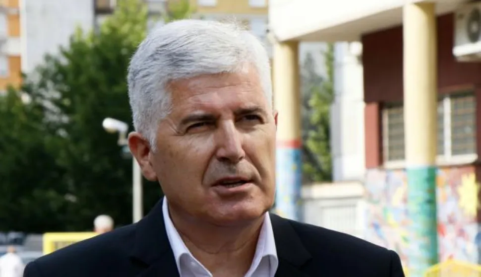 Mostar, 4.7.2020. - Zamjenik predsjedatelja Doma naroda Parlamentarne skup&scaron;tine BiH, predsjednik Hrvatskog narodnog sabora (HNS) BiH i HDZ-a BiH Dragan Čović glasao je u subotu na izborima za Hrvatski sabor, na biračkom mjestu u Osnovnoj &scaron;koli Petra Bakule u Mostaru.foto HINA/ FENA/ Ivan Rozic/ ml