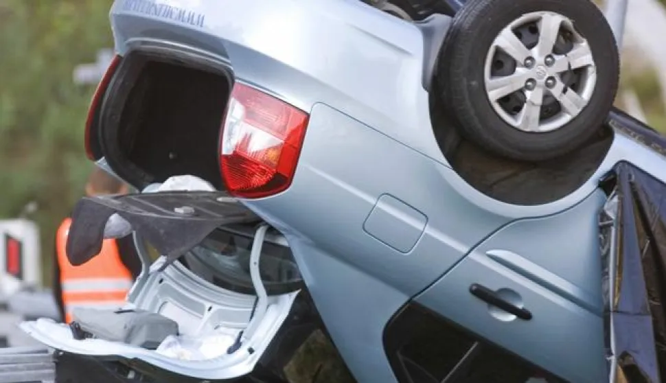 18.09.2011., Delnice - Vozac (26) iz Zagreba poginuo je u prometnoj nesreci na izlazu iz tunela Lucice. Nesto prije 7 sati mladic je, navodno, vec u tunelu udario u rubnik s lijeve strane. Automobil hyundai accent odbio se udesno i po izlasku iz tunela ponovo udario u lijevu stranu ograde, prema suprotnom kolnickom traku, i zavrsio na krovu. Photo: Nel Pavletic/PIXSELL