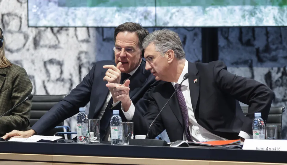 Zagreb, 12.01.2026.- Premijer Andrej Plenković i glavni tajnik Organizacije Sjevernoatlantskog ugovora (NATO) Mark Rutte sudjelovali su na sastanku s predstavnicima hrvatske obrambene industrije. Na fotografiji Mark Rutte, Andrej Plenković.foto HINA/ Admir BULJUBA&Scaron;IĆ/ abu