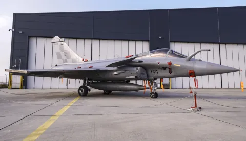 Zagreb, 11.12.2025. - Predsjednik Republike i vrhovni zapovjednik Oružanih snaga RH Zoran Milanović sudjelovao je na obilježavanju 34. obljetnice Hrvatskog ratnog zrakoplovstva. Tim povodom uručo je promaknuća i pohvale pripadnicima Hrvatskog ratnog zrakoplovstva.Na fotografiji ilustracija: Rafale.foto HINA/ Edvard &Scaron;U&Scaron;AK