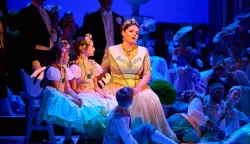 Nakon kraće stanke, na repertoar nam se vraća jedna od najpopularnijih opereta svjetskeliterature &ndash; Vesela udovica Franza Leh&aacute;ra.